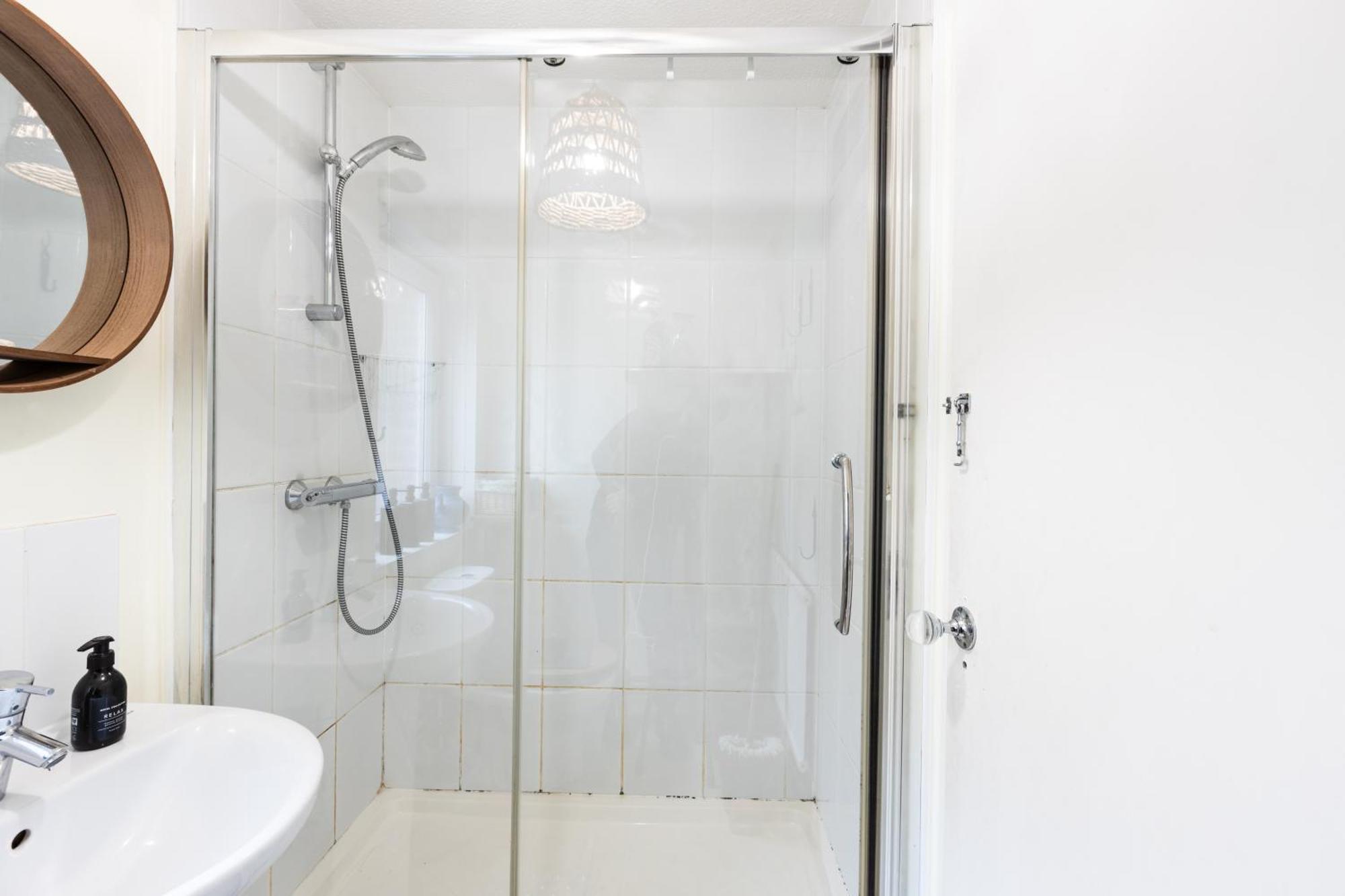 13 Percent Off- City Central Londonbridge 4Beds Apartment- Free Parking-Mobilerate Offers-Genius Offers-Zone1- Wifi-Family-Netflix-Tourists-Sleeps7! *